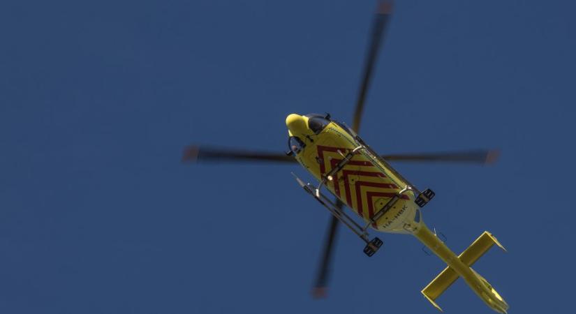 Két súlyos kerékpárbaleset is történt ugyanott Etyeken: egy férfi meghalt, egy nőt mentőhelikopterrel vittek kórházba