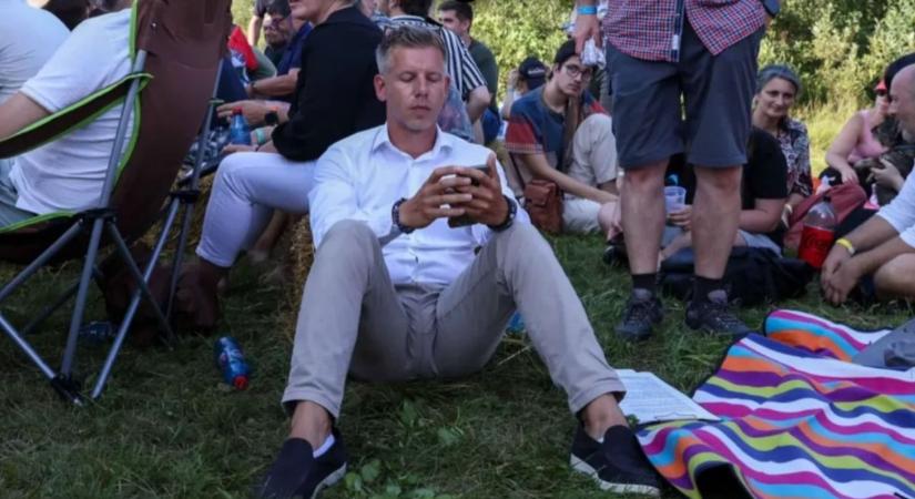 Kínos érdektelenség a Tisza erdélyi rendezvényén, Magyar Péter idegesen nyomkodta a telefonját