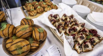 Selymes brownie és meggyszósz rejtőzik az idei Leveles sétáló sütemény díjnyertes tésztájában (videó)