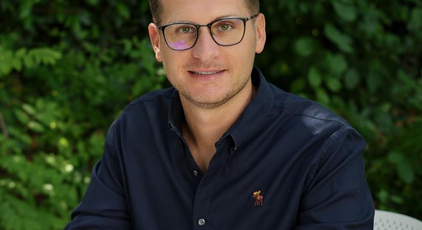 Magyar Péter ismét lebukott: Bekapcsolva maradt a mikrofon és élőben tőle hallhattuk a kínos igazságot