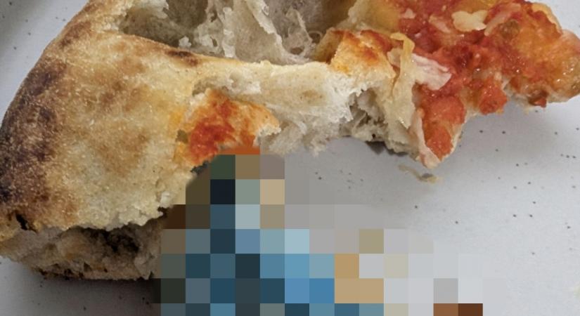 Beleharap a férfi a pizzába: majd elhányja magát, amikor meglátja, mi van benne - Fotó