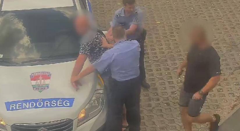 Rendőrautót akart elkötni – strandpapucsban menekült