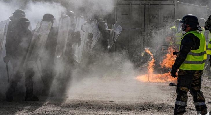 Molotov-koktélt is bevetett a dühös tömeg - Videó