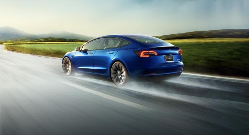 Egy év alatt közel 3 millióval lett olcsóbb a Tesla Model 3