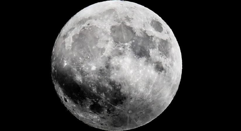 Vízjég formájában több milliárd tonnányi víz lehet a Holdon