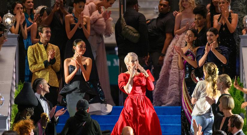 Imádjuk Meryl Streep lélegzetelállító piros ruháját Az ördög Pradát visel 2. forgatásán