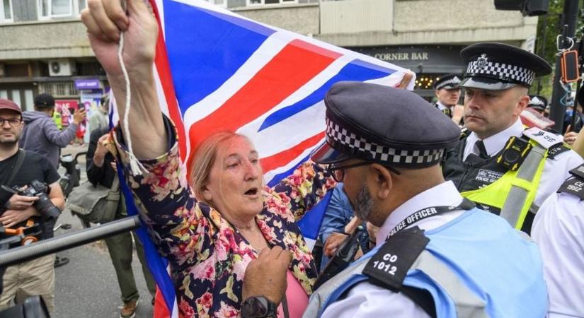 Londonban újabb szintre lépett a migrációs válság: tömegek tüntetnek a menekültszállók előtt