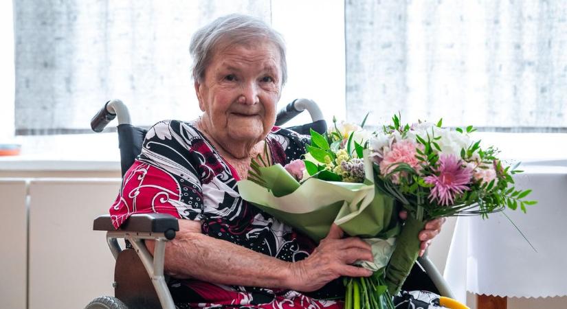 A 99 éves győri tanító néni bölcs tanácsot adott, zafírdiplomát kapott