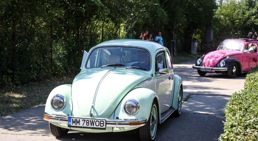 Zúgtak a motorok, csillogtak a krómok – veterán felvonulás lepte el Túrkevét