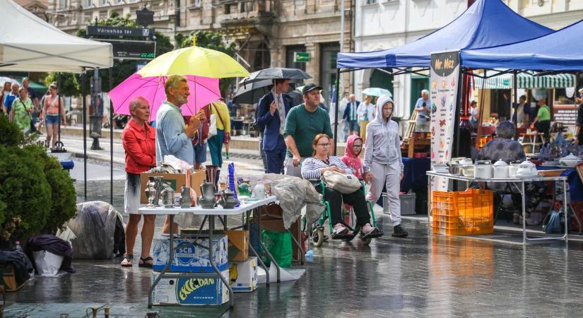 Az eső sem tántorította el a Miskolci Régiségvásár rajongóit - képek, videó