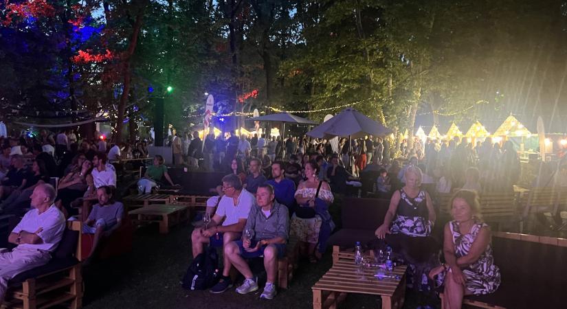 Nyáresti koccintások a Nagyerdőn – a bor és jazz harmóniája