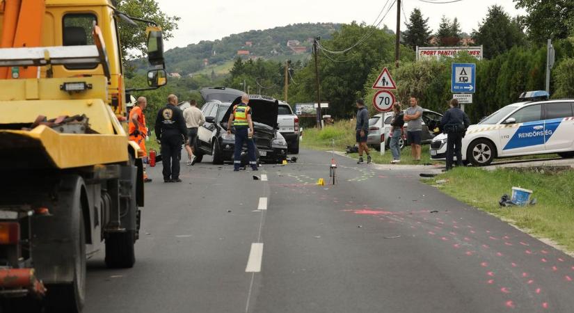 Frontális karambol a Balatonnál, mentők a helyszínen, lezárták az utat! – Fotó, Videó
