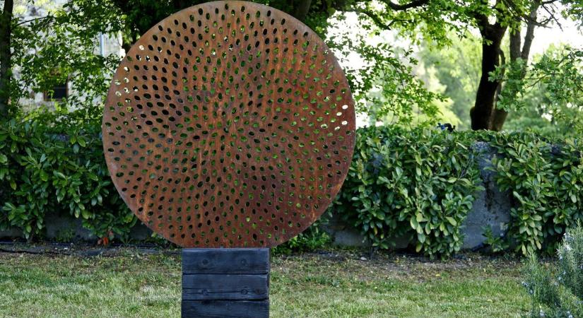 Október végéig látható az 5. szobrászati pályázat anyaga a Káli Art Inn kertjében