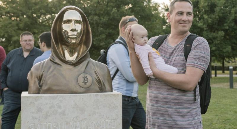 A Bitcoin-kultúra szándékos rombolása: elloptak egy Satoshi szobrot Svájcban