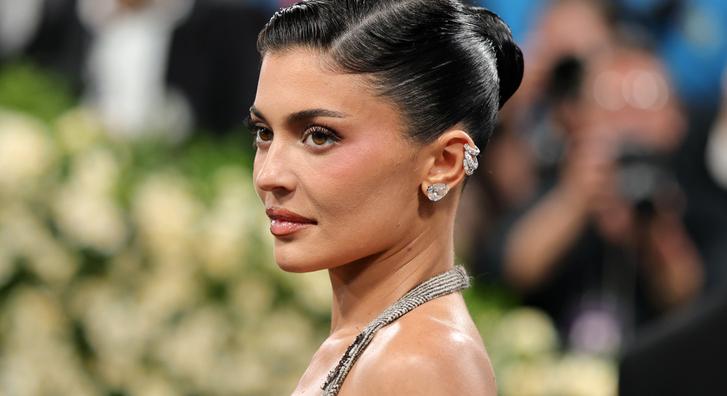 Kylie Jenner többmilliós szettbe öltöztette 7 éves lányát
