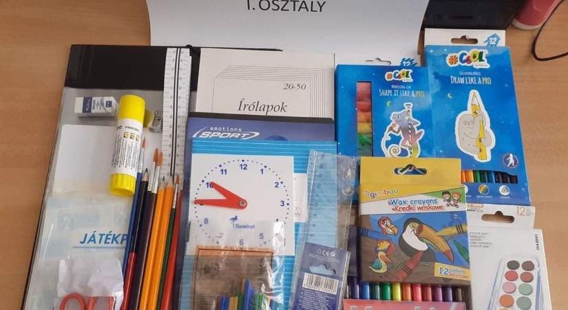Az önkormányzat tanszercsomagját idén is megkapják a kisdiákok
