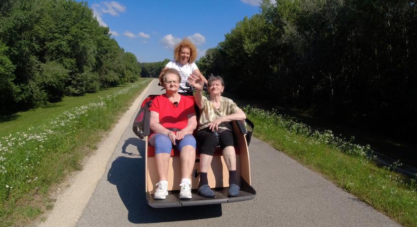 Riksával viszik az időseket várost nézni