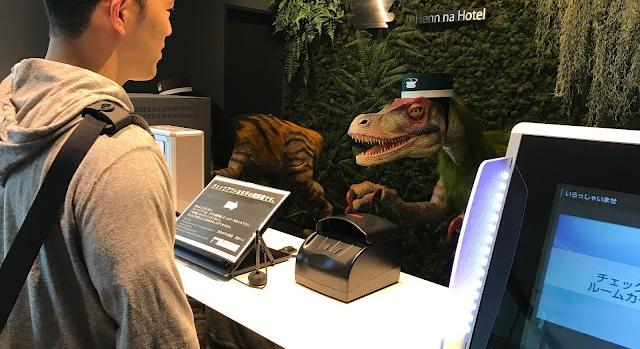 Emberek és dinoszauruszok a recepción – A nap képe