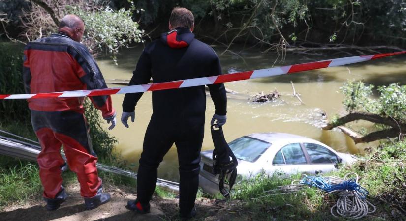 Autó csúszott a Rábába, búvárokat is riasztottak