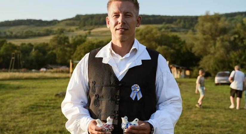 Éjszakai fenyegető telefonok, autósüldözés, csendőrök és makacs fesztiválozók Magyar Péter erdélyi útján
