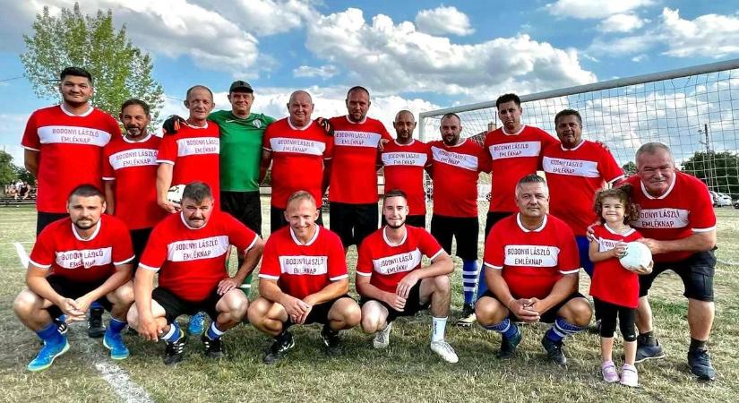 Tarnaörsön emléktáblát kapott „Bokszi” mester