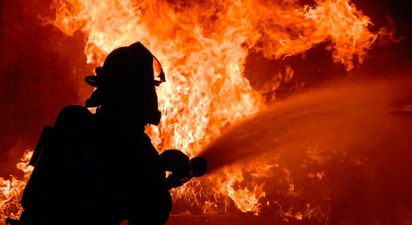 Óriási tűz Derecskén: 1200 bála van veszélyben