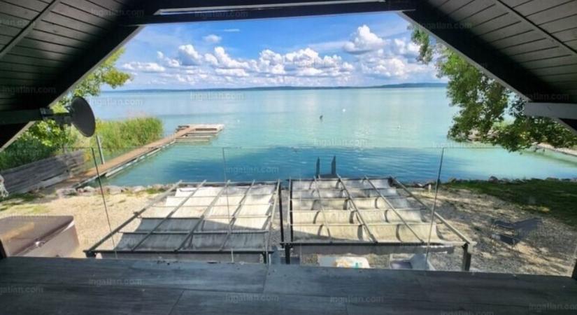 Balatoni luxusingatlan több mint egymilliárd forintért ( galéria)