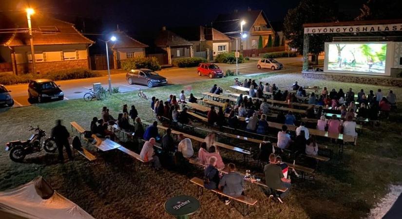 A hevesi filmvetítések alatt cigizni, bandázni, romantikázni is lehetett, sőt...