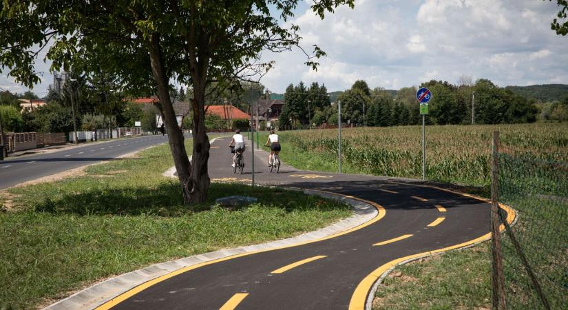 Közel 900 köbméter aszfalt került bele és 178 KRESZ-tábla segíti a szabályos közlekedést az új kerékpárúton (galéria, videó)