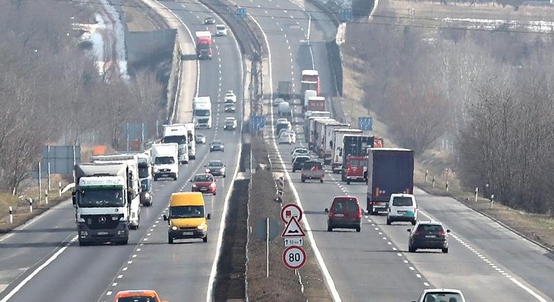 Az M1-es egyik oldalán bámészkodók okoznak torlódást egy baleset miatt