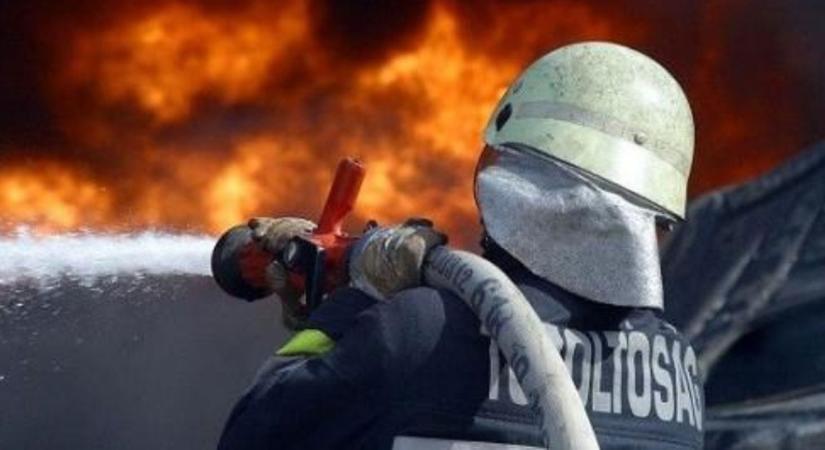 Hatalmas szénatároló gyulladt ki Derecske külterületén