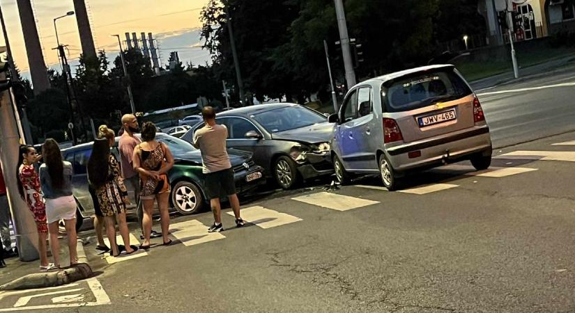 Brutális frontális karambol Kaposváron a Tesconál – három autó tört ronggyá!
