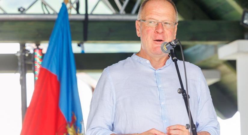 Navracsics Tibor kikéri magának, hogy romaellenes volna az önazonossági törvény