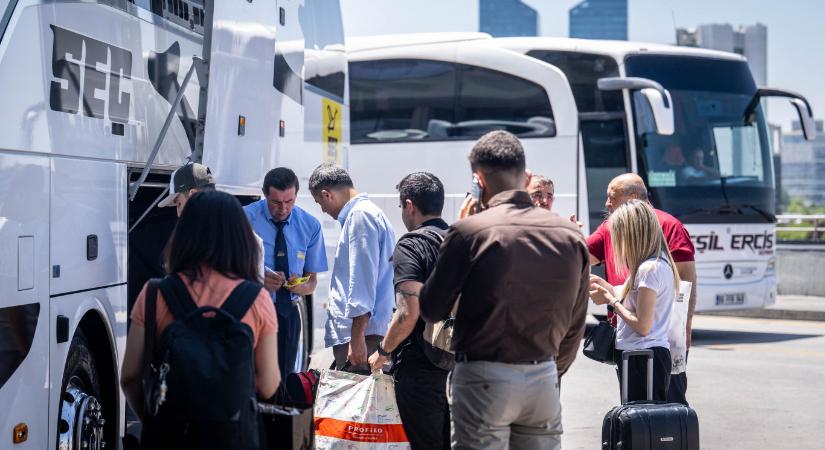 Egy új-zélandi busz csomagterében lévő bőröndben találtak meg egy kétéves kislányt