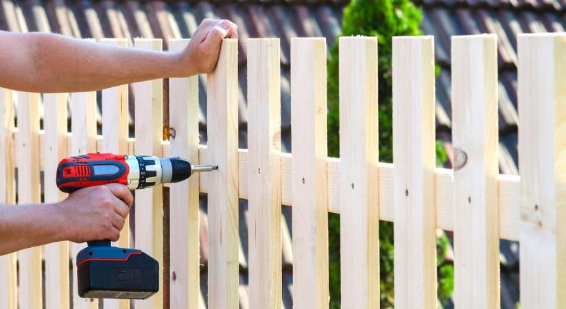„Egy nyomorult kerítés miatt nem köszönünk egymásnak” – Miskolcon egy életre elintézték a jószomszédi viszonyt