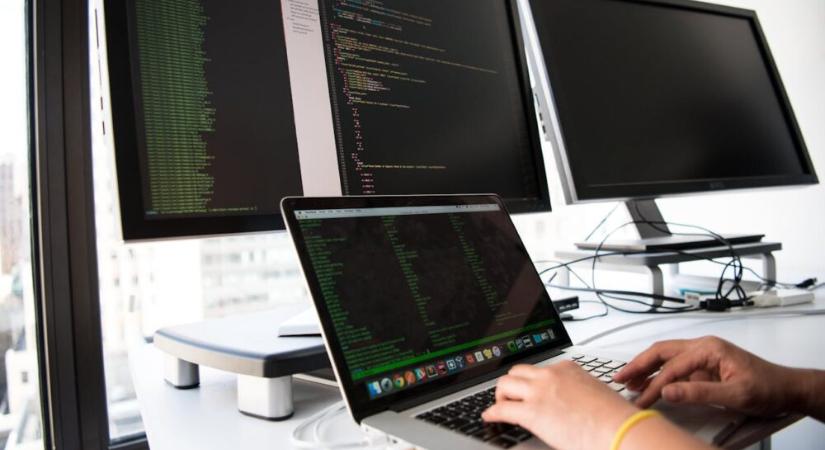 Karrierváltás: a bruttó hazai átlagkeresetet is meghaladhatja a junior informatikusok kezdő fizetése