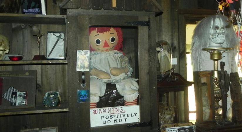 Egy amerikai humorista megvette az Annabelle-babát, sőt, a szelleműző Warren-házaspár otthonát is