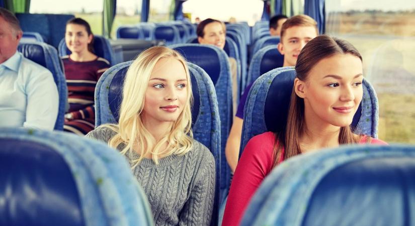 Kínos csend, azaz egy perc a buszon beszélgetés nélkül