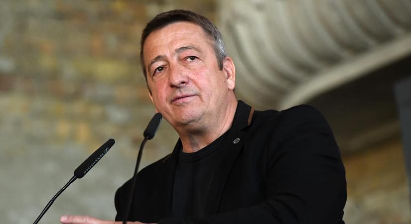 Sulyok Tamás dorgálása után Bayer Zsolt ki is rúgatná az ELTE oktatóját