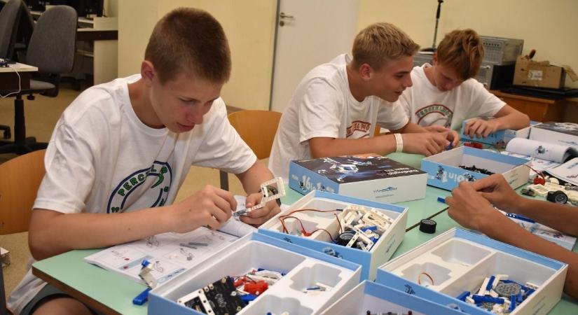 Unatkozni nem volt idő: robotépítés, targoncaszimulátor, sütés-főzés, 3D nyomtatás