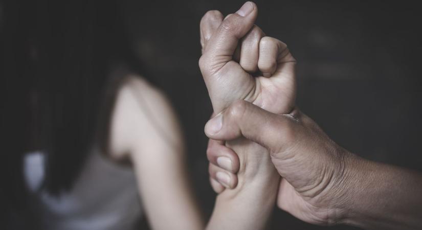 Szörnyű, amit a fehérvári fiatal a barátnőjével tett, üldözik a rendőrök (fotóval)