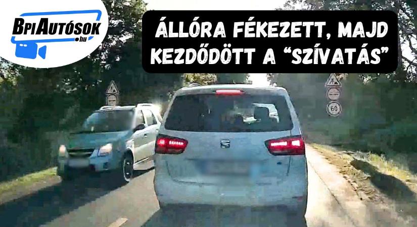 Többször büntetőfékezett, majd megállt és elkezdte szívatni a kamerás autó sofőrjét