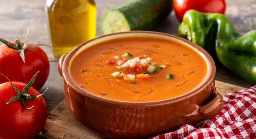 Élénk színű, sűrű gazpacho: napérlelte paradicsom az alapja