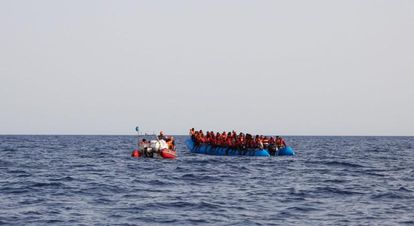 Több tucat migráns életét vesztette egy hajótörésben Jemen partjainál