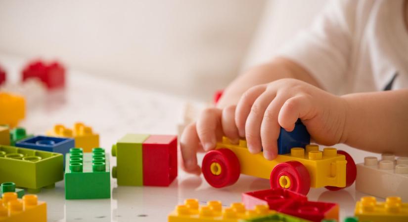A szülők szerint leragasztották a a gyerekük száját egy budai magánbölcsődében, a rendőrség nyomozást indított