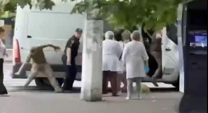 Sokkoló videó: az utcáról rángattak be egy férfit Odesszában