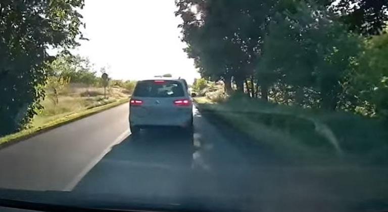 Még a szemből érkezőket is feltartotta egy büntetőfékezgető autós – videó