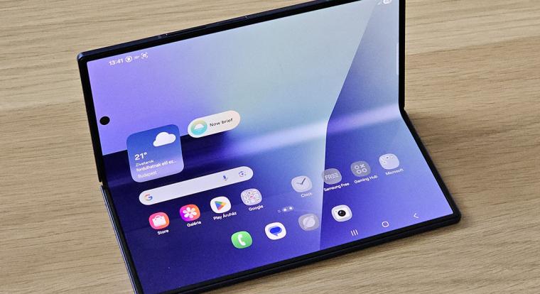Valaki épp 200 ezerszer nyitogatja a Galaxy Z Fold 7-et élőben a YouTube-on