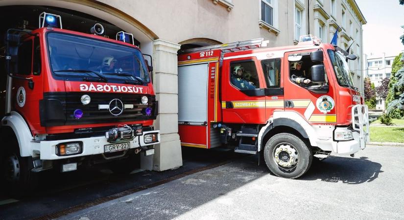 Árokba hajtott és kigyulladt egy autó Vépnél - Megsérült a sofőr