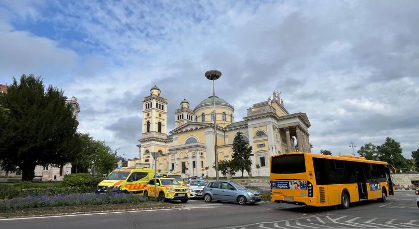 Autó ütközött busszal az egri Bazilika előtt